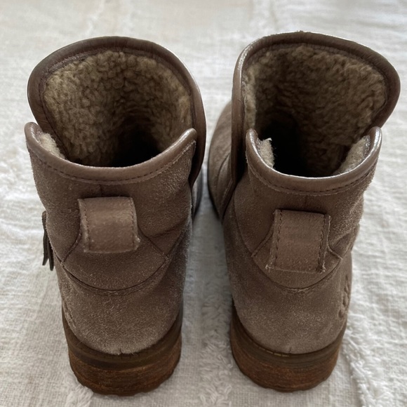 UGG Lavelle Boot Ankle Booties, Side Zippers, Leather and Sheepskin, Heel - Picture 3 of 10